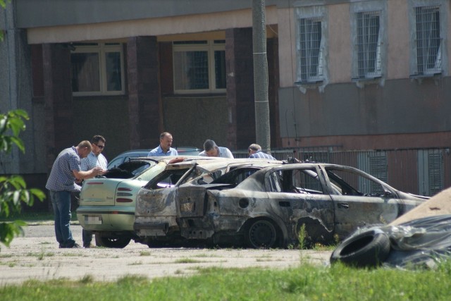 Spalone samochody na parkingu Komendy Powiatowej Policji w Sieradzu