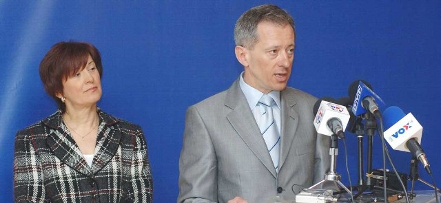 Mirosław Mikietyński i jego żona Urszula na konferencji prasowej w kwietniu 2008 roku, kiedy prezydent publicznie powiedział o swojej chorobie.