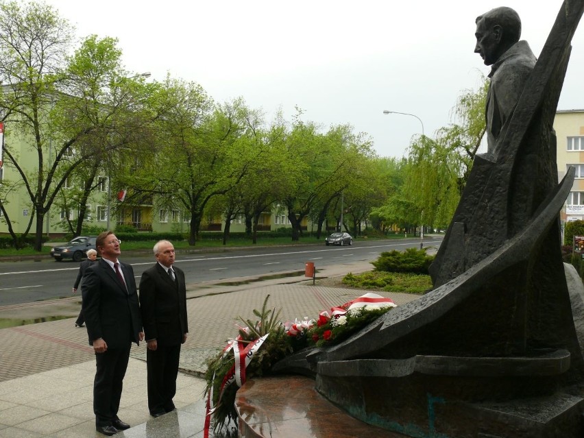 Wiązankę kwiatów przed pomnikiem Eugeniusza Kwiatkowskiego...