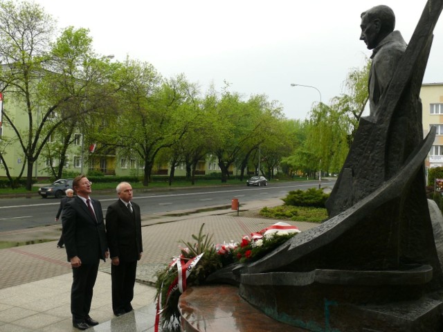 Wiązankę kwiatów przed pomnikiem Eugeniusza Kwiatkowskiego składają władze Stalowej Woli.