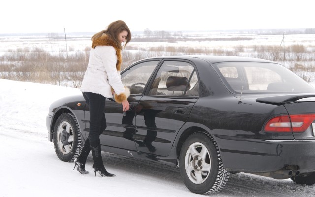 W obecnych czasach brak samochodu ogranicza nasze codzienne funkcjonowanie. Korzystanie natomiast z samochodu zimą może być również nie lada wyzwaniem. Problemy z ruszaniem i zapłonem, zaparowane bądź zamarznięte szyby, słaba widoczność, śnieg, przymarznięte drzwi, pokryty lodem zamek, niska temperatura. To tylko niektóre elementy towarzyszące nam przy użytkowaniu samochodu porą zimową. Warto zatem zaopatrzyć się w wiedzą, która domowymi metodami pozwoli uniknąć wielu problemów. PRZECZYTAJ, TO WAŻNE:Sposoby na zamarznięte szyby w samochodzie [PORADNIK]Zobacz również: Przykazania kierowcy zimąŹródło: Agencja TVN