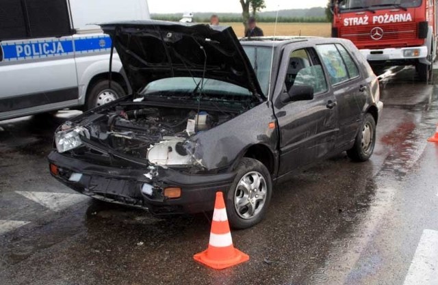 Kierowca golfa uderzył w fiestę