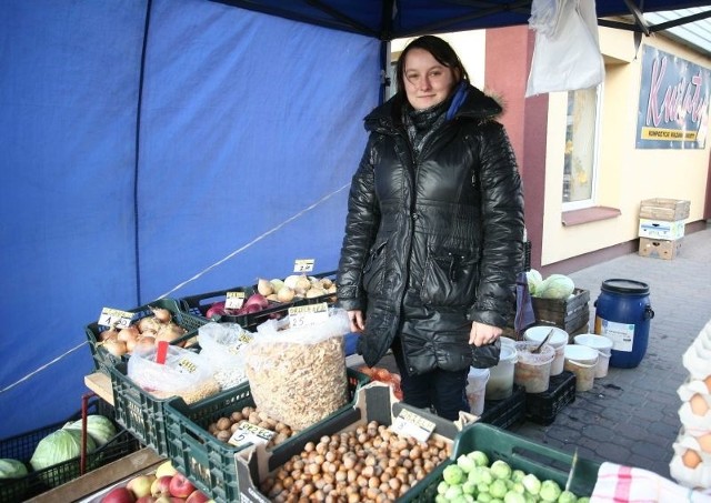 -Sprzedajemy warzywa i owoce, bez obaw bo posiadamy wszelkie wymagane zezwolenia. 5 złotych wynosi codzienne placowe, 500 złotych zaś odprowadzamy co miesiąc do gminy &#8211; mówi Katarzyna Wólczyńska, ze stoiska przy ulicy Żeromskiego.
