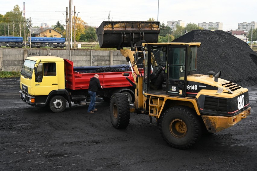 Tani węgiel dotarł do Kielc, kosztuje 1 850 złotych za tonę, plus transport. Dzikie tłumy na składzie. Zobaczcie zdjęcia i film