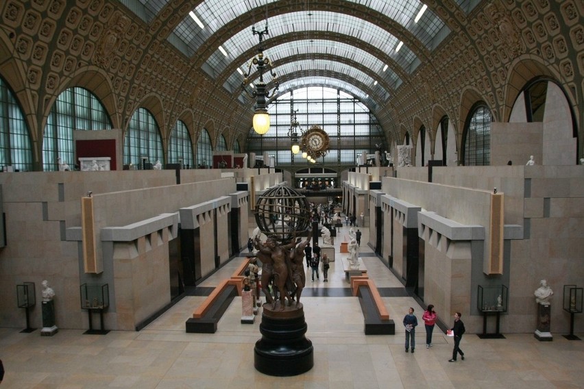 d'Orsay: Hol dawnego dworca z ekspozycją rzeźby