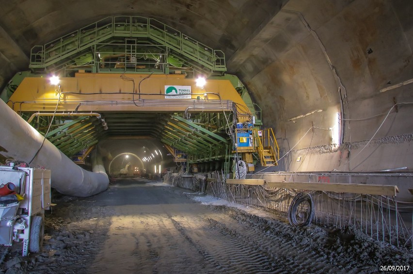 Premier i minister na placu budowy nowej zakopianki. Od teraz tunel jest drążony z dwóch stron