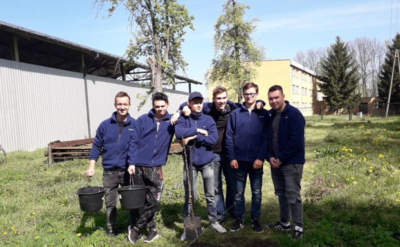 Uczniowie ZSCKR w Chrobrzu zasadzili mini sad. Chcą ratować...