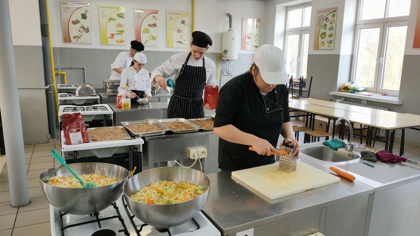 Uczniowie CKZiU w Sosnowcu codziennie przygotowują posiłki...