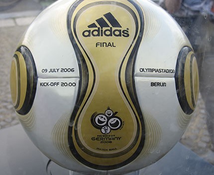 Piłka wyprodukowana na finał mistrzostw świata 2006 w...