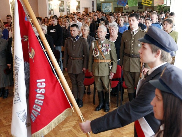 Honorowymi gośćmi byli ułani, m.in. 95-letni rotmistrz Bernard Wasilewski (w środku)