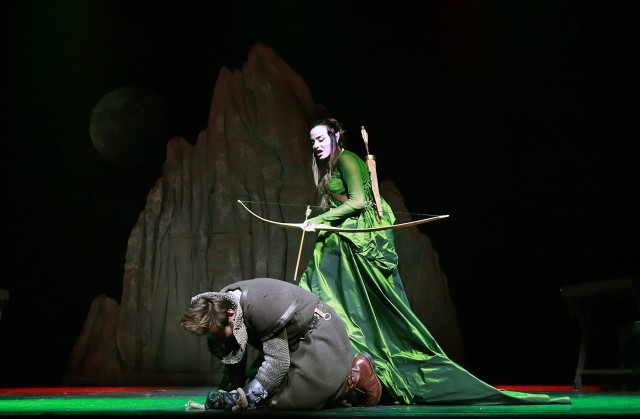 Thorin (Marek Nędza) i Antonina Jarnuszkiewicz jako Elf w scenie ze spektaklu „Hobbit” w Teatrze im. S. Jaracza