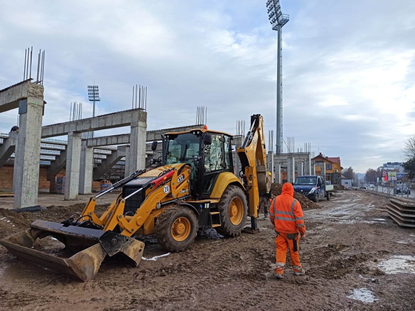 Stadion Sandecji Nowy Sącz w budowie. Rośnie trybuna od ulicy Kilińskiego. Oto najnowsze zdjęcia 