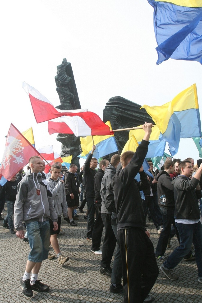 Marsz Powstańców Śląskich - w Katowicach demonstrowali...