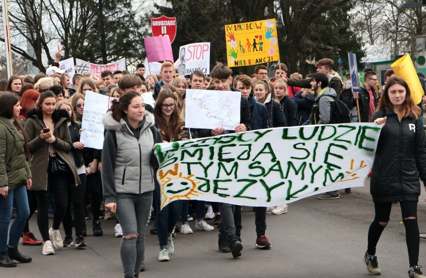 Marsz nawiązywał do dramatycznych wydarzeń z Gdańska, gdzie...