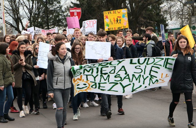 Marsz nawiązywał do dramatycznych wydarzeń z Gdańska, gdzie podczas tegorocznego finału Wielkiej Orkiestry Świątecznej Pomocy śmiertelnie ugodzony nożem został prezydent Paweł Adamowicz.