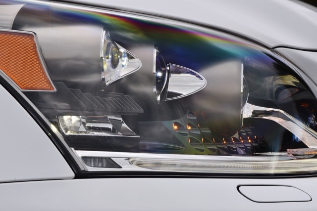Pierwszym przełom na rynku samochodowego oświetlenia nastąpił już w 1924 roku, wraz z wprowadzeniem przez firmę Philips żarówki z dwoma żarnikami dającej możliwość emisji świateł mijania i drogowych. Rozwiązanie udoskonalano, wprowadzając światła asymetryczne i zwiększając ich zasięg. W latach 60. nadszedł czas na żarówki halogenowe i pierwsze systemy automatycznie przełączające światła. Dziś wiele aut ma automatyczne lub adaptacyjne światła LED. Niewielu kierowców wie, że to ostatnie rozwiązanie zawdzięczamy inżynierom Lexusa.Fot. Lexus