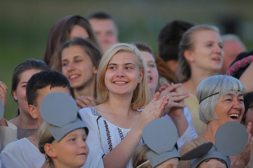 Orzeł i Krzyż: Prezydent Duda na widowisku w Murowanej...