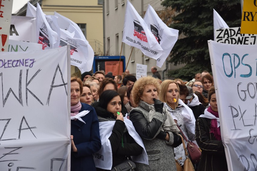 Protest w Rybniku: Pikieta pracowników jednostek miejskich pod Urzędem Miasta WIDEO ZDJĘCIA