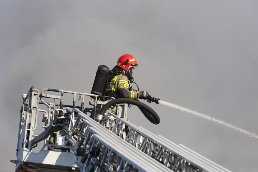 Pożar hali w Chorzowie. Strażacy gaszą ogień...