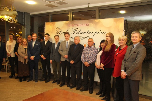Stypendyści programu Grand wraz z rodzicami i przedstawicielami organizatorów Świętokrzyskiego Balu Filantropów.