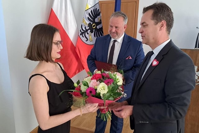 Mistrzyni świata z Oświęcimia Dominice Ocylok gratulacje złożyli starosta oświęcimski Andrzej Skrzypiński i przewodniczący Rady Powiatu Kazimierz Homa