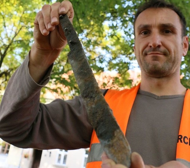 - Odkryty przeze mnie nóż ma około 40 cm długości - mówi archeolog Arkadiusz Michalak, który nadzorował prace drogowe na ul. Waszkiewicza.