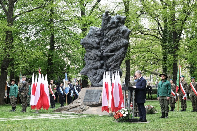 Uroczystości upamiętniające ofiary Zbrodni Katyńskiej i wywózek na Sybir odbyły się w Poznaniu przed pomnikiem katyńskim.Więcej zdjęć ---->