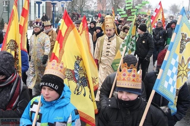 Orszak Trzech Króli maszerująy ulicami Włocławka