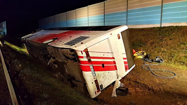 Wypadek autobusu na autostradzie A2 niedaleko Łodzi. Kilkanaście osób rannych