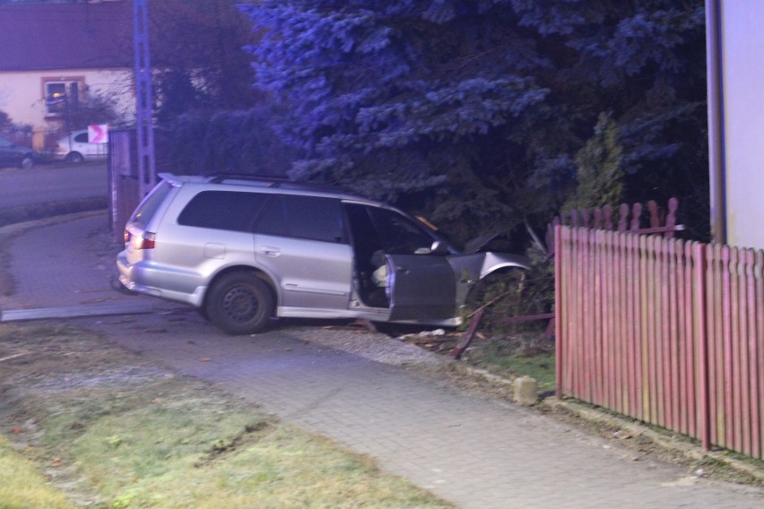 Uwaga, wypadek w gminie Gorzyce! Samochód uderzył w drzewo, ranny mężczyzna (ZDJĘCIA)