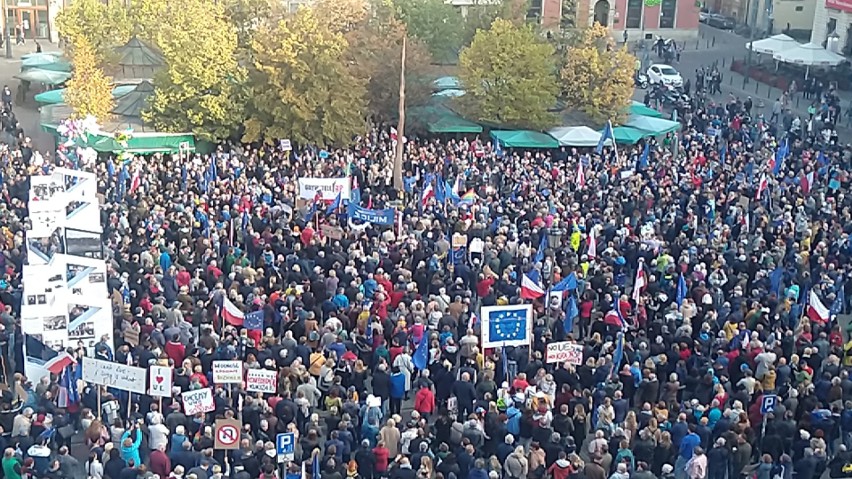 "My zostajemy w Unii Europejskiej". Protest we Wrocławiu po wyroku Trybunału Konstytucyjnego [ZDJĘCIA]