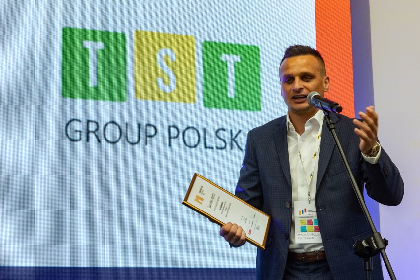 Nagrodę, w imieniu prezesa TST Group Damiana Jarosza,...