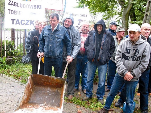 W środę mieszkańcy Buchwałowa z taczką i transparentami pikietowali pod szkołą, której dyrektorem jest przewodniczący Rady Miejskiej Jan Zabłudowski