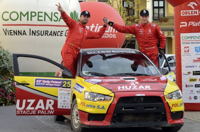 Radomska załoga rajdowa, Mariusz Nowocień (z prawej) i Bartłomiej Jakubowski (z lewej) z Huzar Rally Team otwierali stawkę kierowców w czasie Rajdu Polski. Zmagania zakończyli na 4. miejscu w grupie N.