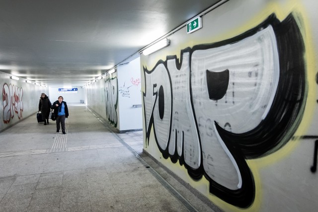 Demolowanie ubikacji i bazgranie sprajami po ścianach podziemnego przejścia na stacji Bydgoszcz Leśna to już prawie norma.