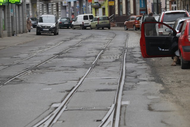 Sfatygowane tory tramwajowe już na szczęście zniknęły z łódzkich ulic. Zastępują je zupełnie nowe szyny.