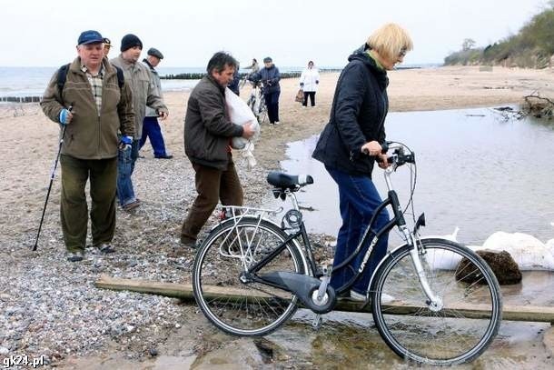 W maju mieszkańcy Kołobrzegu spotkali się na plaży, aby porozmawiać o odbudowie Ekoparku.