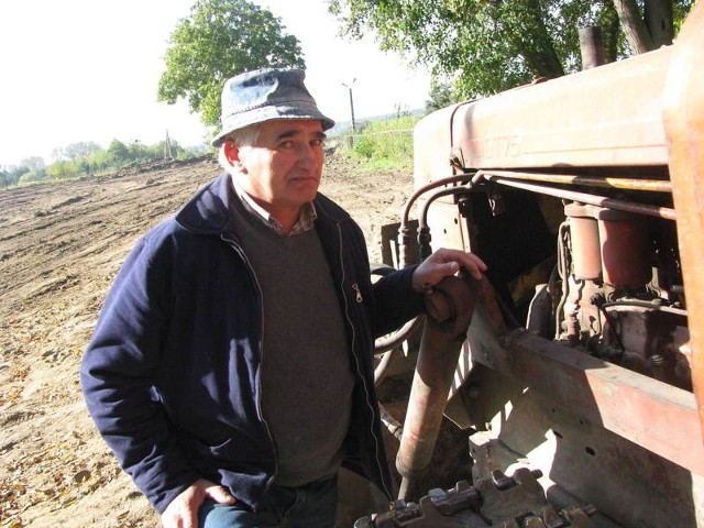 Sołtys Radęcina Jerzy Chudy prawie codziennie dogląda czy prace na budowie idą zgodnie z planem. 