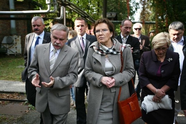 Ewa Kopacz zwiedzała wiekową pionkowską zbrojeniówkę w towarzystwie prezesa Zakładów Produkcji Specjalnej Arkadiusza Szuleckiego.