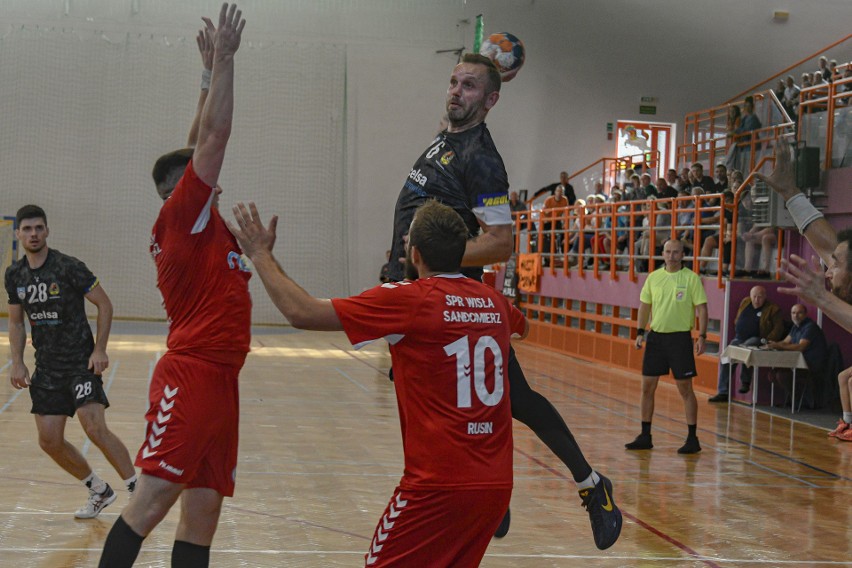 1 liga piłkarzy ręcznych. KSZO Handball Ostrowiec po wysokiej wygranej w Sandomierzu pierwszym liderem [ZDJĘCIA, VIDEO]