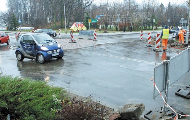 Kilka dni temu przy powstającym rondzie trwała jeszcze budowa "wybrzuszonych&#8221; przejść dla pieszych.