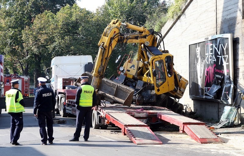 Laweta z koparką uderzyła w wiadukt