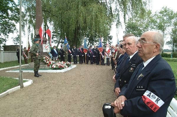 W uroczystościach na cmentarzu wojennym w  Mełnie uczestniczyły delegacje organizacji  kombatanckich.