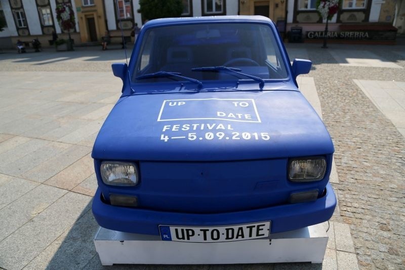 Rynek Kościuszki. Niebieski Maluch reklamuje Up To Date Festival (zdjęcia)