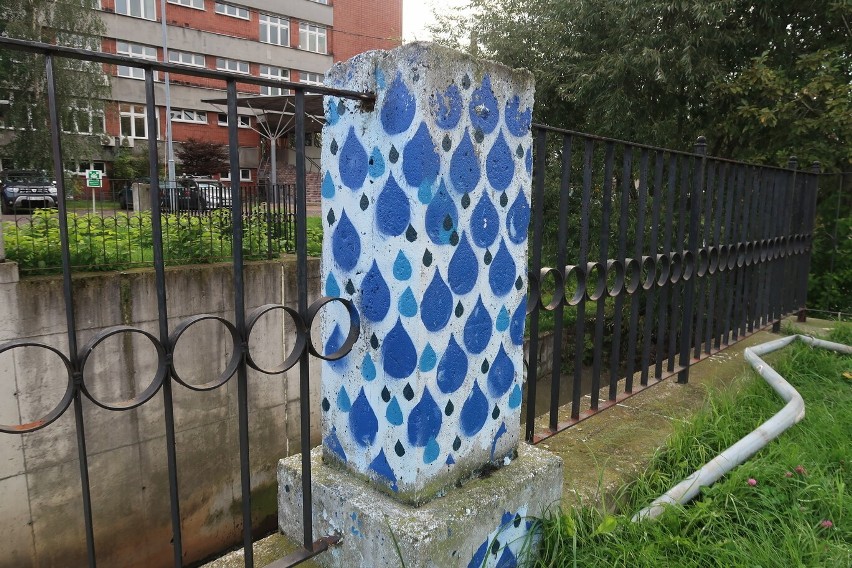 Katowice: betonowe cokoły nad Rawą pokryły obrazy, ale widać...
