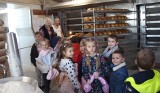 Światowy Dzień Chleba świętowały dzieci z kazimierskiej „trójki”. Wybrały się na wycieczkę do piekarni. Zobaczcie zdjęcia