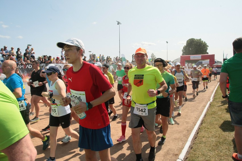 Zawodnicy XIII Biegu Papiernika startowali na stadionie...