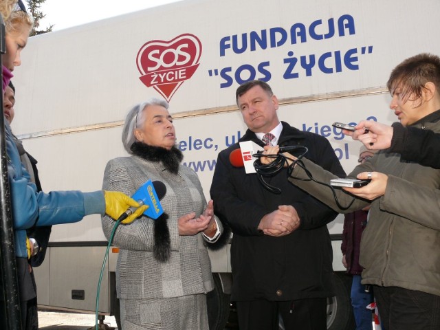 Założycielka fundacji Łucja Bielec i starosta Wiesław Siembida na konferencji prasowej przy mammobusie.