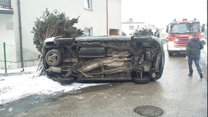 Wypadek w Radlinie: Przez śnieg nie zauważył białego autobusu... ZDJĘCIA