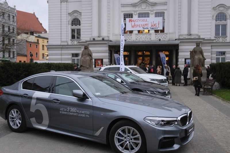 Podczas gali w Teatrze Horzycy prezesi firm YouArtMe i One...